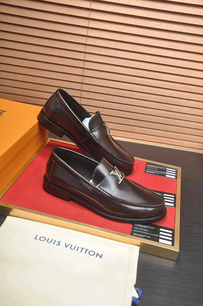 Men's men's shoes 💰560💶 [LV] (original single cowhide lining) 🍀LV's latest genuine leather business suit shoes are launched simultaneously on the official website. The first-layer cowhide imported from Italy is made of heavy gold, 💥1:1 rubber outsole from the official website. Versatile to wear, high-end without losing class, and the color combination is extraordinary. This four-season style is alluring when worn on your feet, showing off your big-name flair. Standard code 38-44 (45 customized)